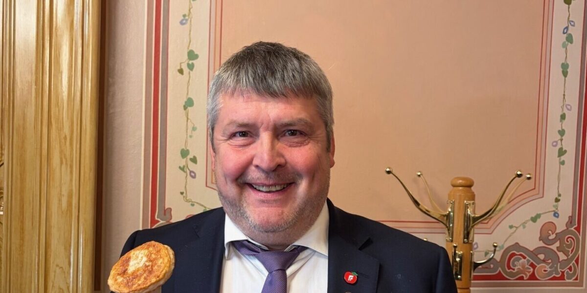 Stortingsrepresentant Bengt Rune Strifeldt feirer fjerningen av Co2-avgiften med fiskekake. Stortingsrepresentant Bengt Rune Strifeldt feirer fjerningen av Co2-avgiften med fiskekake.
