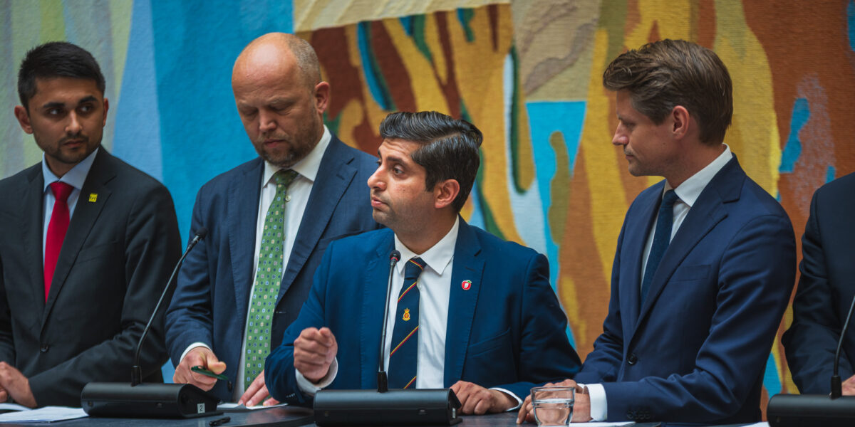 Himanshu Gulati på pressekonferanse i Stortingets vandrehall