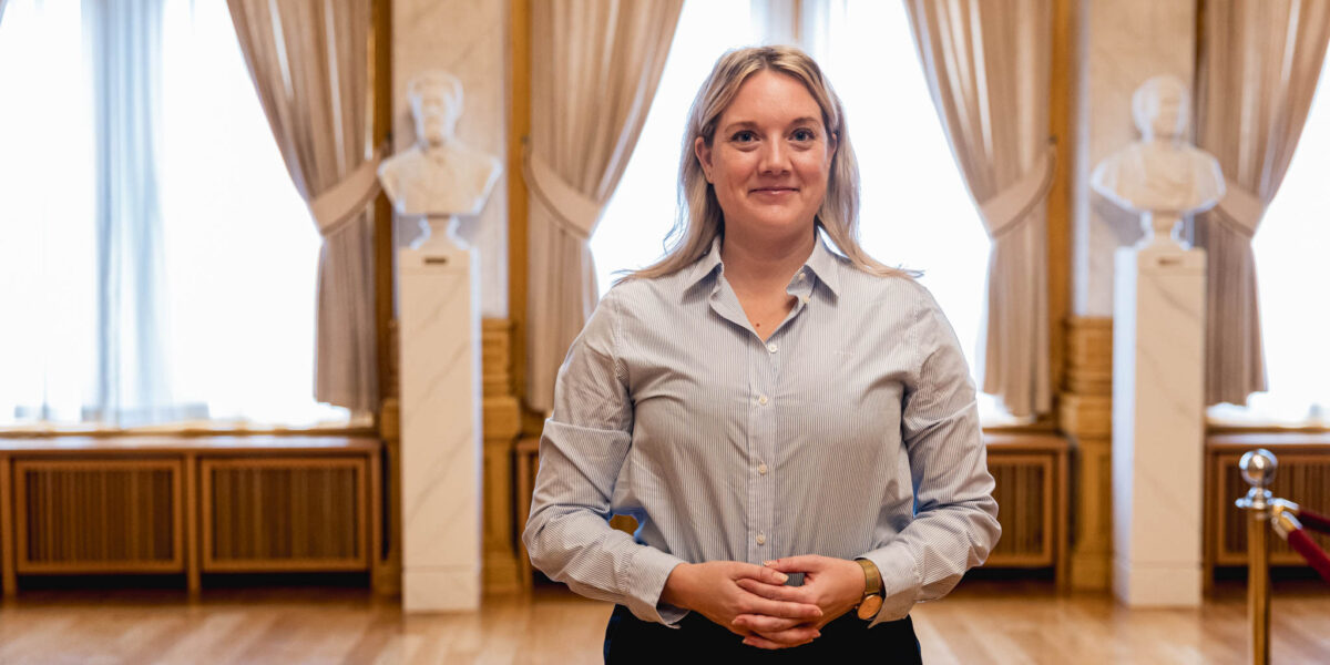 Aina Stenersen i Eidsvollsgalleriet på Stortinget Aina Stenersen i Eidsvollsgalleriet på Stortinget