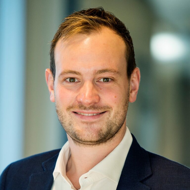 Sivert Bjørnstad, smilende med uklar bakgrunn. Portrett. Foto