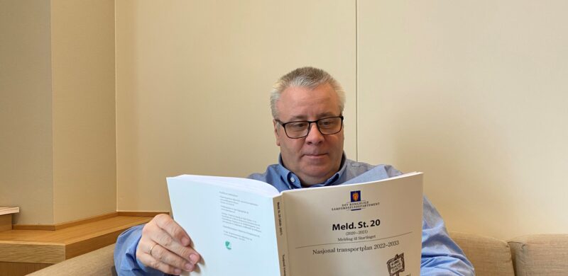 Transportpolitisk talsmann Bård Hoksrud leser nasjonal transportplan.