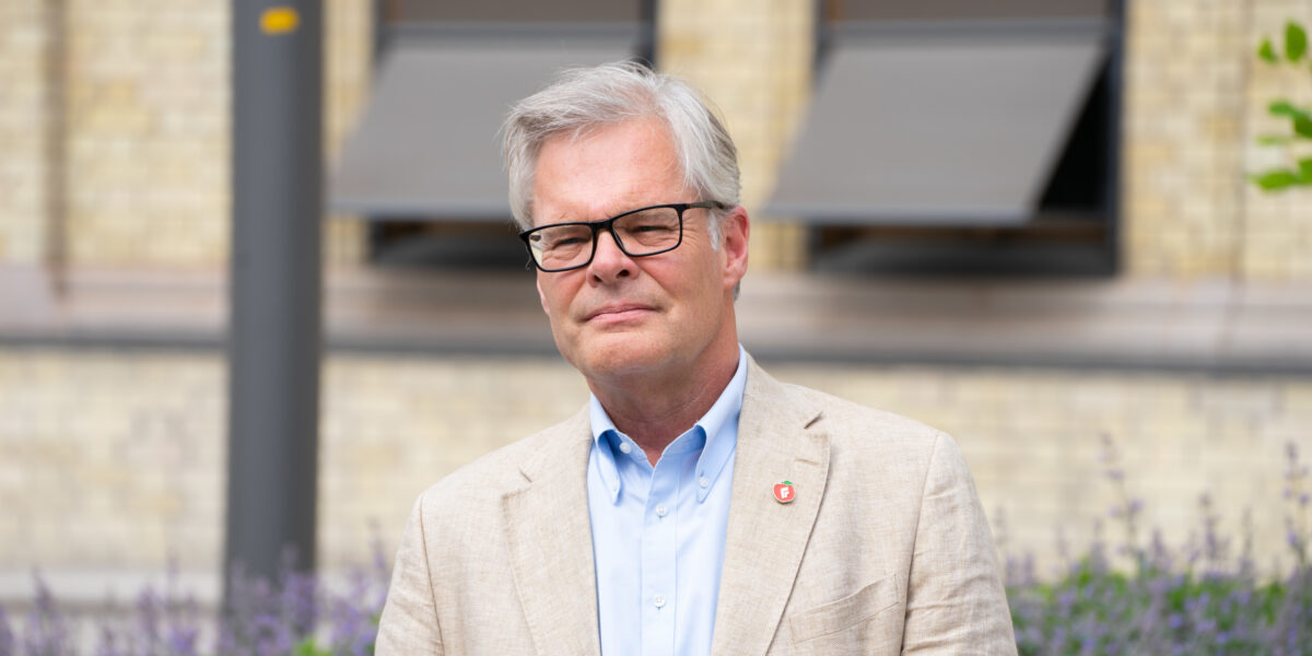Hans Andreas Limi foran Stortinget. Foto. Hans Andreas Limi foran Stortinget. Foto.