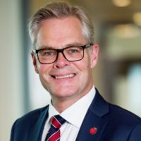 Hans Andreas Limi smilende med uklar bakgrunn. Portrett. Foto.