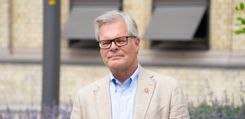 Hans Andreas Limi foran Stortinget. Foto.