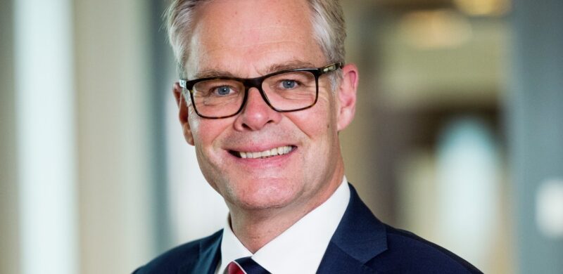 Hans Andreas Limi smilende med uklar bakgrunn. Portrett. Foto.