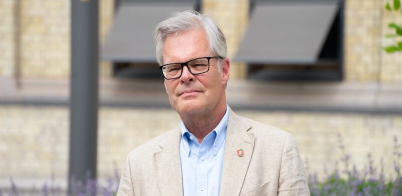 Hans Andreas Limi foran Stortinget. Hans Andreas Limi foran Stortinget.