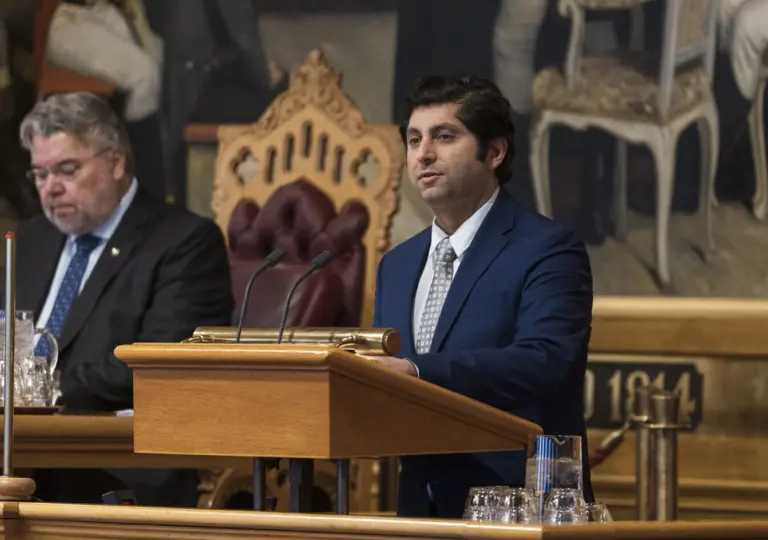 Lenke til artikkel om – Glansbildet av norsk idealisme slår sprekker Lenke til artikkel om – Glansbildet av norsk idealisme slår sprekker