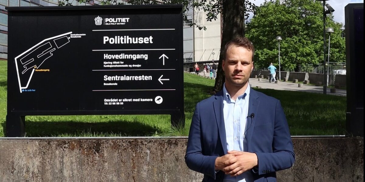 Jon Helgheim foran Politihuset i Oslo. Foto.