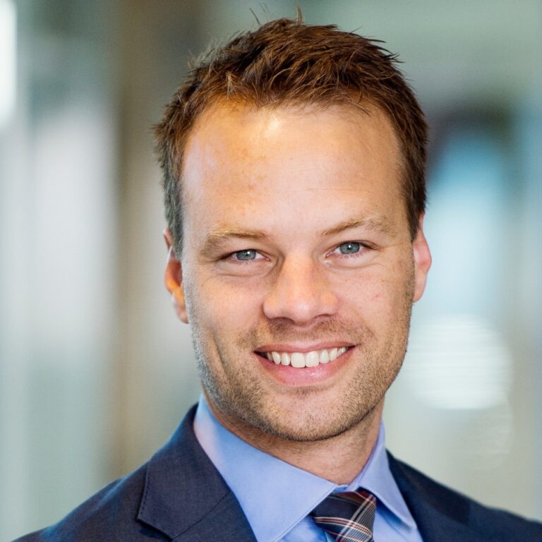 Jon Helgheim smilende med uklar bakgrunn. portret. Foto Jon Helgheim smilende med uklar bakgrunn. portret. Foto