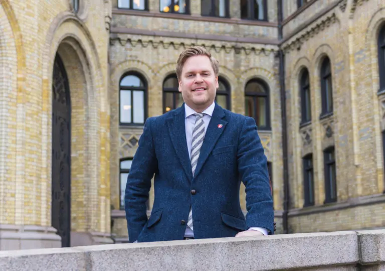 Lenke til artikkel om Frp vil endre oljelisensreglene: - Frykter fete inntekter i Moskva Lenke til artikkel om Frp vil endre oljelisensreglene: - Frykter fete inntekter i Moskva
