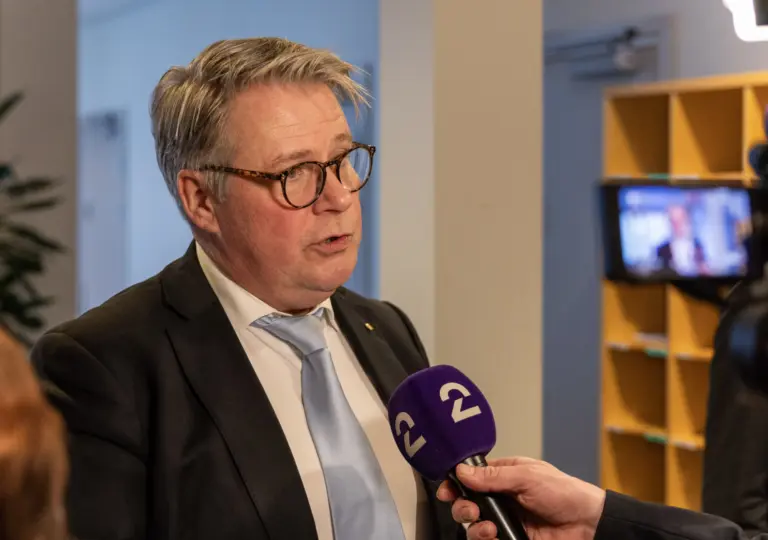 Lenke til artikkel om Sterk kritikk både av regjeringen Støre og tidligere statsråd Mehl