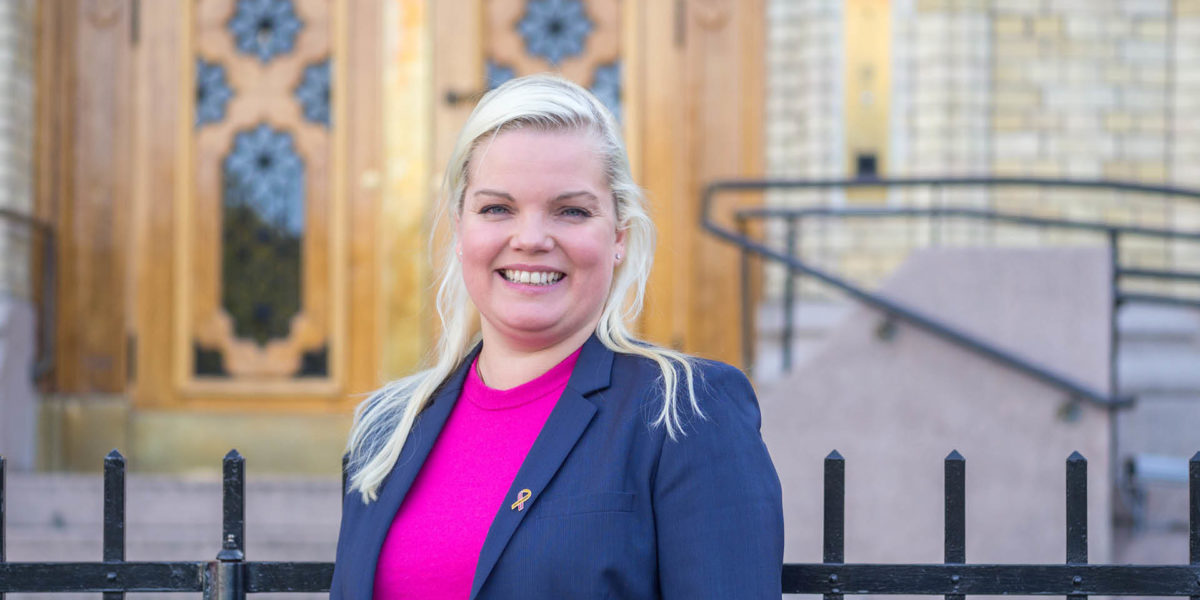 Silje Hjemdal foran stortinget. Foto