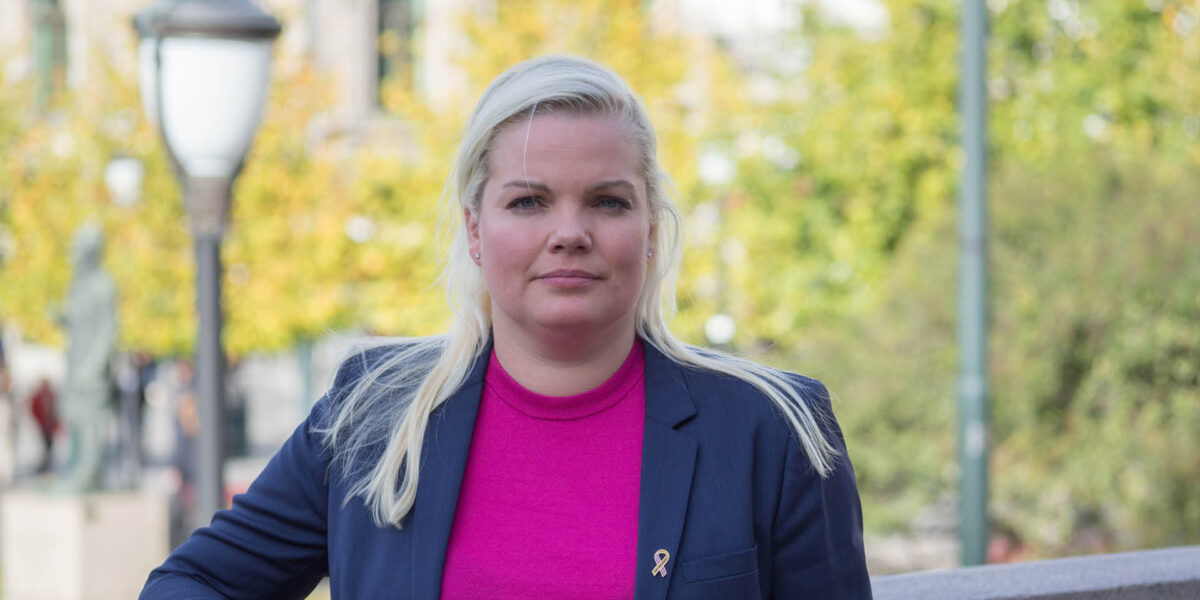 Silje Hjemdal, rosa overdel og mørk dressjakke. Uklar bakgrunn. Portrett. Foto.