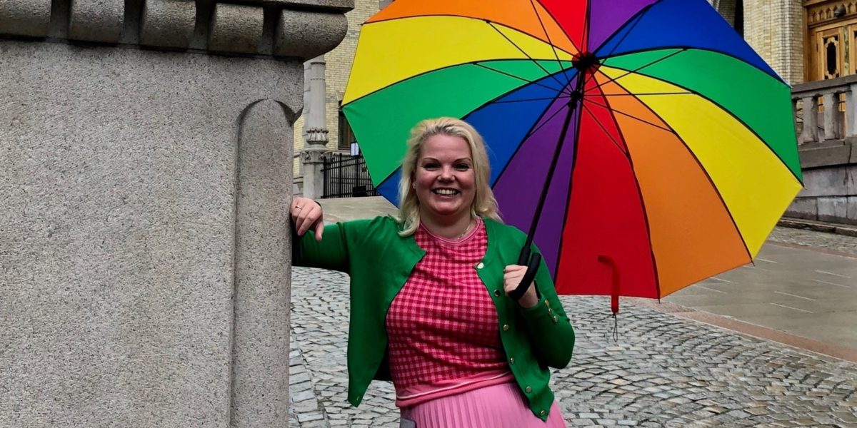 Foto av Silje Hjemdal med pride-flagg