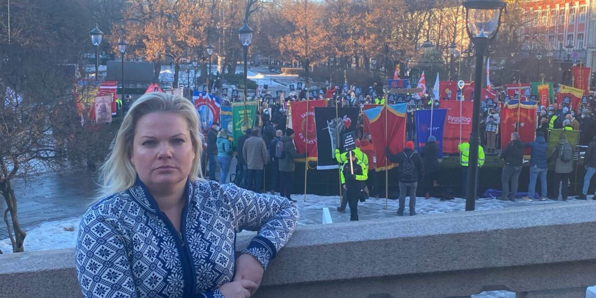 Silje Hjemdal foran demonstrasjon på Stortinget. Silje Hjemdal foran demonstrasjon på Stortinget.