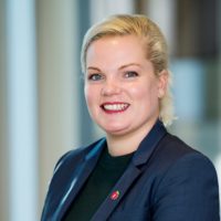 Silje Hjemdal smilende med uklar bakgrunn. Portrett. Foto Silje Hjemdal smilende med uklar bakgrunn. Portrett. Foto