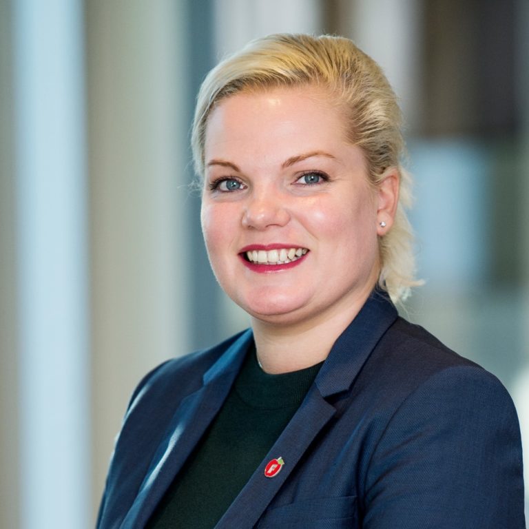 Silje Hjemdal smilende med uklar bakgrunn. Portrett. Foto Silje Hjemdal smilende med uklar bakgrunn. Portrett. Foto