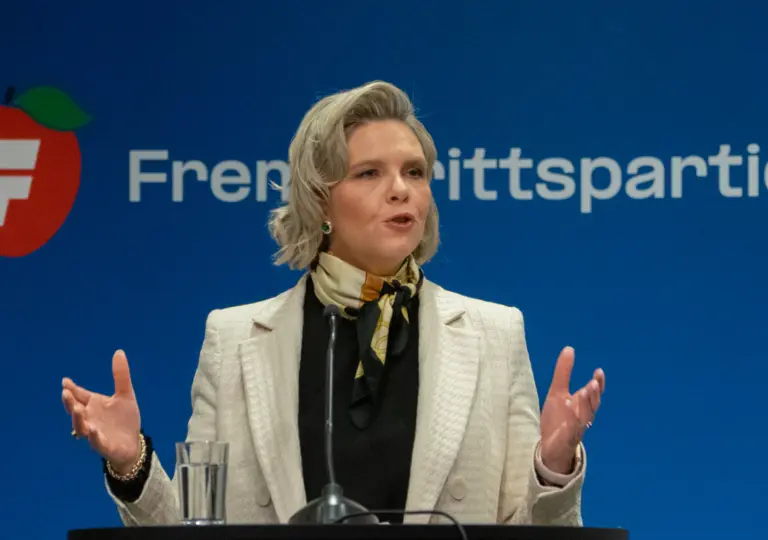 Lenke til artikkel om Hver bistandskrone er en krone mindre brukt på Forsvaret Lenke til artikkel om Hver bistandskrone er en krone mindre brukt på Forsvaret