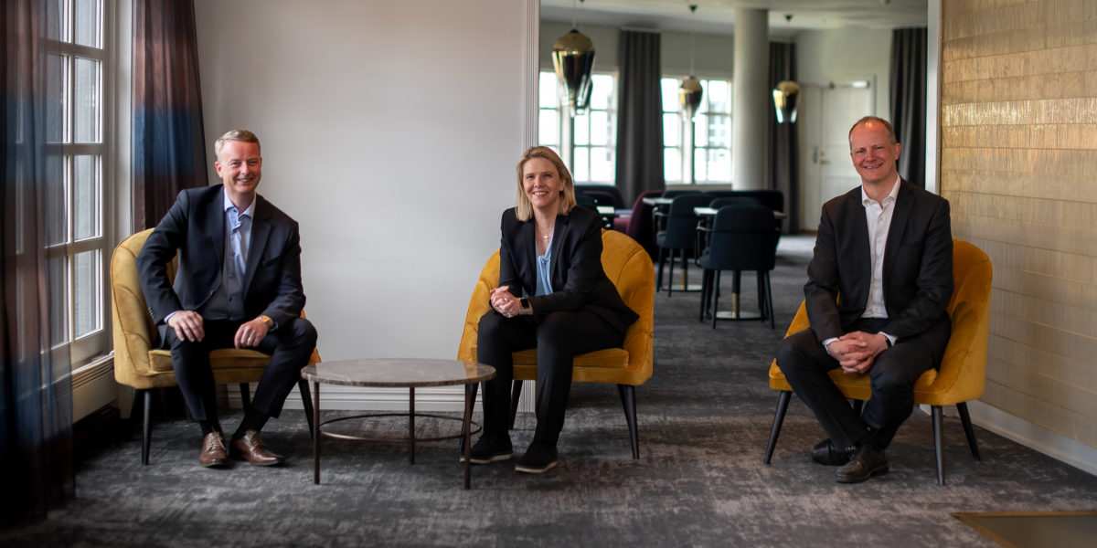 Terje Søviknes, Sylvi Listhaug og Ketil Solvik-Olsen, sittende i hver sin gule stol, smiler og ser mot kamera. Foto. Terje Søviknes, Sylvi Listhaug og Ketil Solvik-Olsen, sittende i hver sin gule stol, smiler og ser mot kamera. Foto.