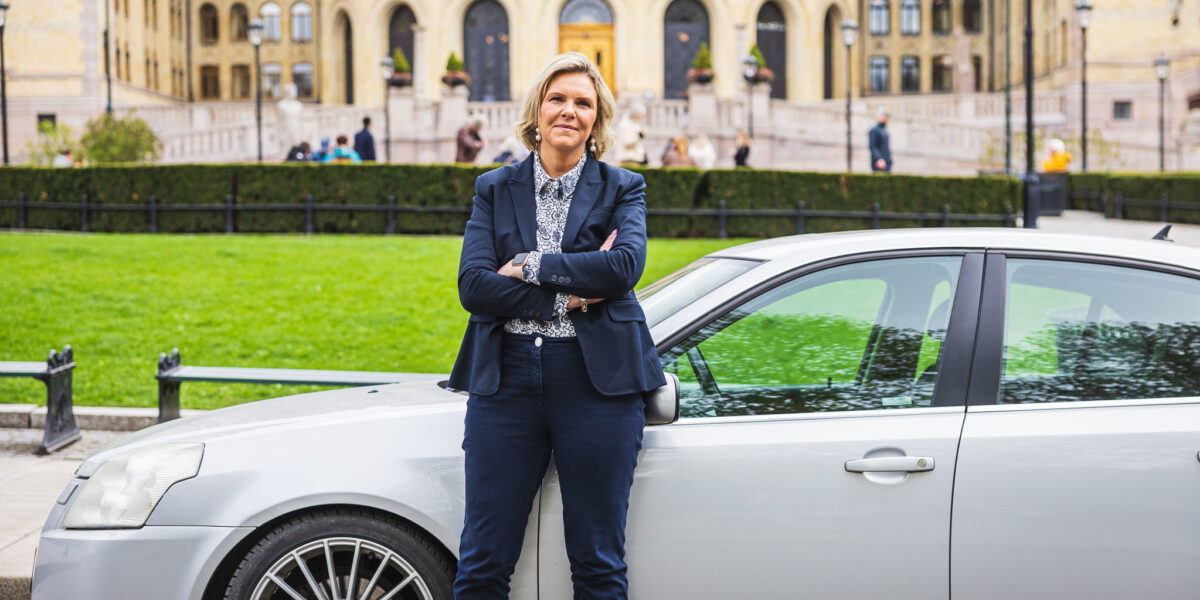 Sylvi Listhaug med sin Cadillac foran Stortinget