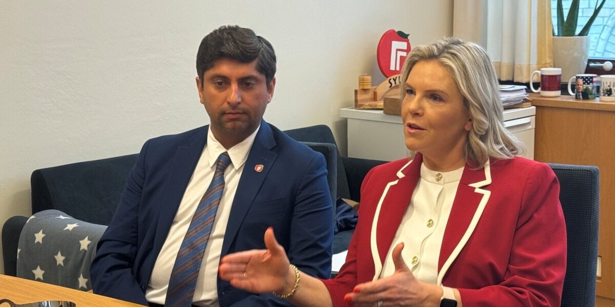 Himanshu Gulati er FrPs fraksjonsleder i utenriks- og forsvarskomiteen, hvor også partileder Sylvi Listhaug er medlem. Himanshu Gulati er FrPs fraksjonsleder i utenriks- og forsvarskomiteen, hvor også partileder Sylvi Listhaug er medlem.