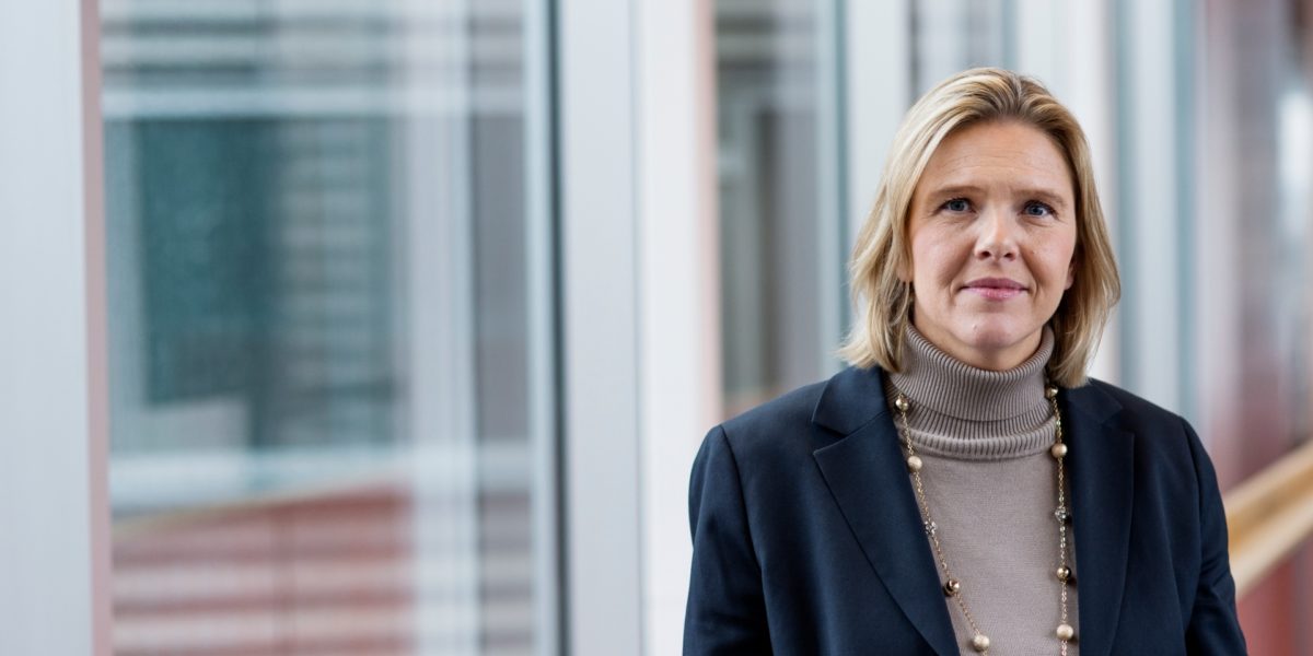 Sylvi Listhaug, uklar bakgrunn. Portrett. Foto.