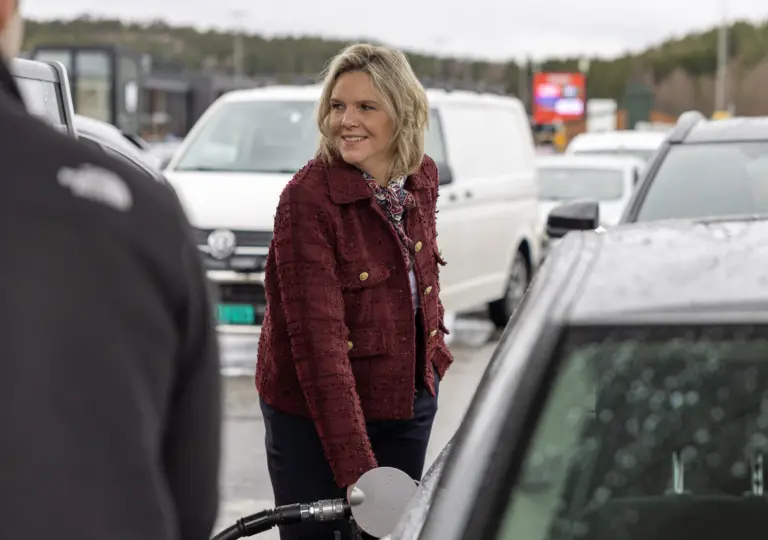 Lenke til artikkel om FrP sikrer flertall for å kutte drivstoffavgifter