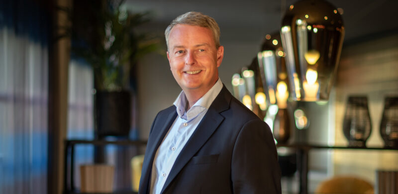 Terje Søviknes, smilende i mørk dress. Uskarp bakgrunn. Portrett. Foto. Terje Søviknes, smilende i mørk dress. Uskarp bakgrunn. Portrett. Foto.