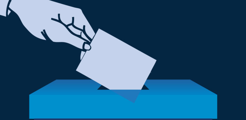 Hånd som putter en stemmeseddel i en valgurne. Blåtoner. Illustrasjon. Hånd som putter en stemmeseddel i en valgurne. Blåtoner. Illustrasjon.
