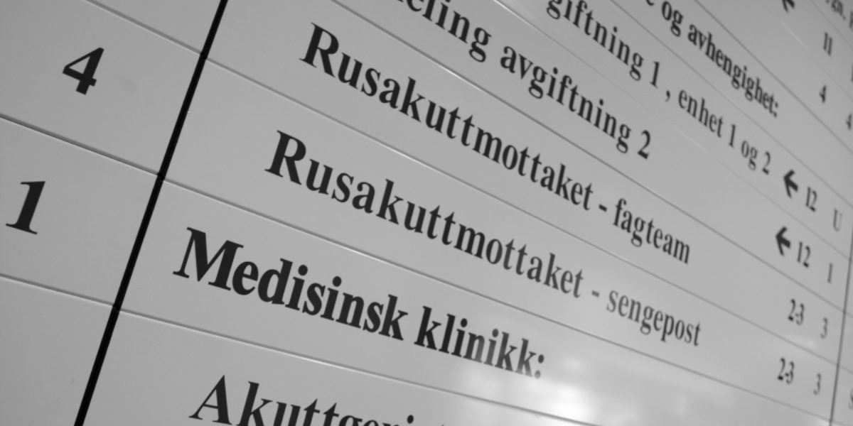 Skilt til rusmottak på sykehus. Foto.