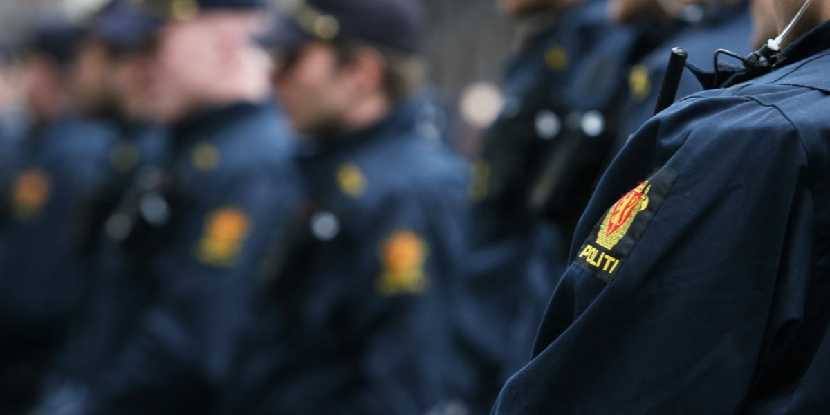 Uniformerte politifolk i rekke. Uklart bilde uten synlige ansikter. Foto Uniformerte politifolk i rekke. Uklart bilde uten synlige ansikter. Foto