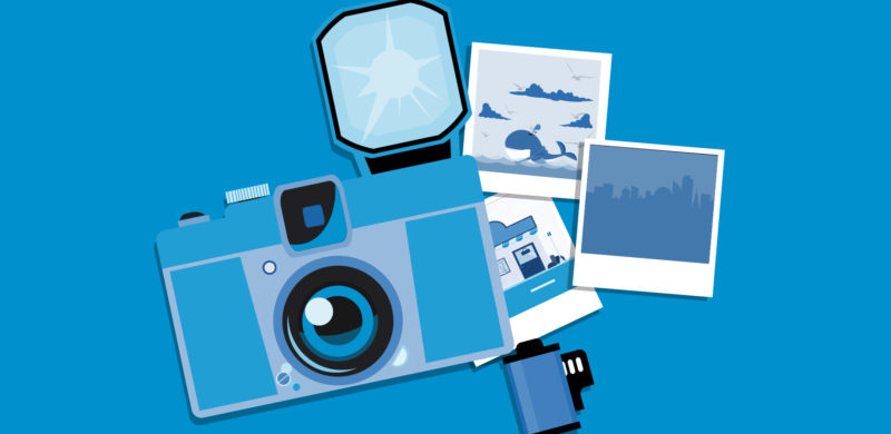 Fotoapparat med tre polaroidbilder og en filmrull ved siden av. Blåtoner. Illustrasjon Fotoapparat med tre polaroidbilder og en filmrull ved siden av. Blåtoner. Illustrasjon