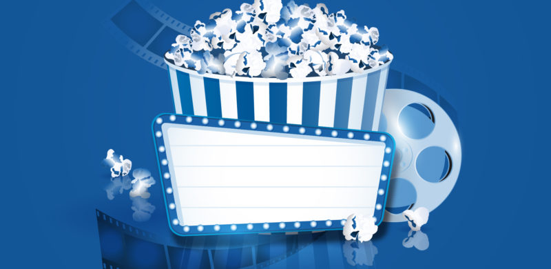 Stor popcorneske bak et kinoskilt. I bakkant sees en filmrull. Blåtoner. Illustrasjon