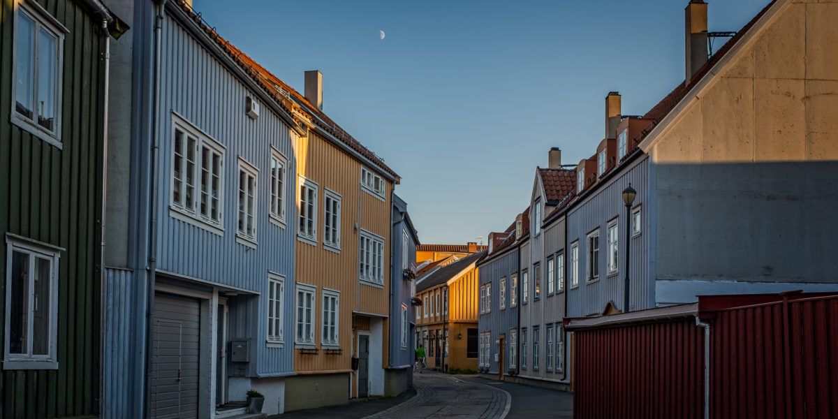 Foto av gamle hus i by