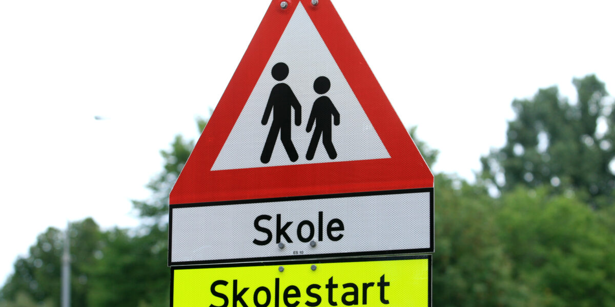 Foto av skilt skolevei