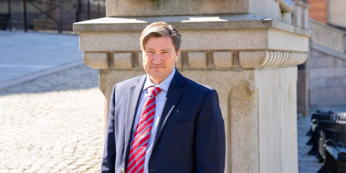 Christian Tybring-Gjedde, smilende foran Stortinget. Foto. Christian Tybring-Gjedde, smilende foran Stortinget. Foto.