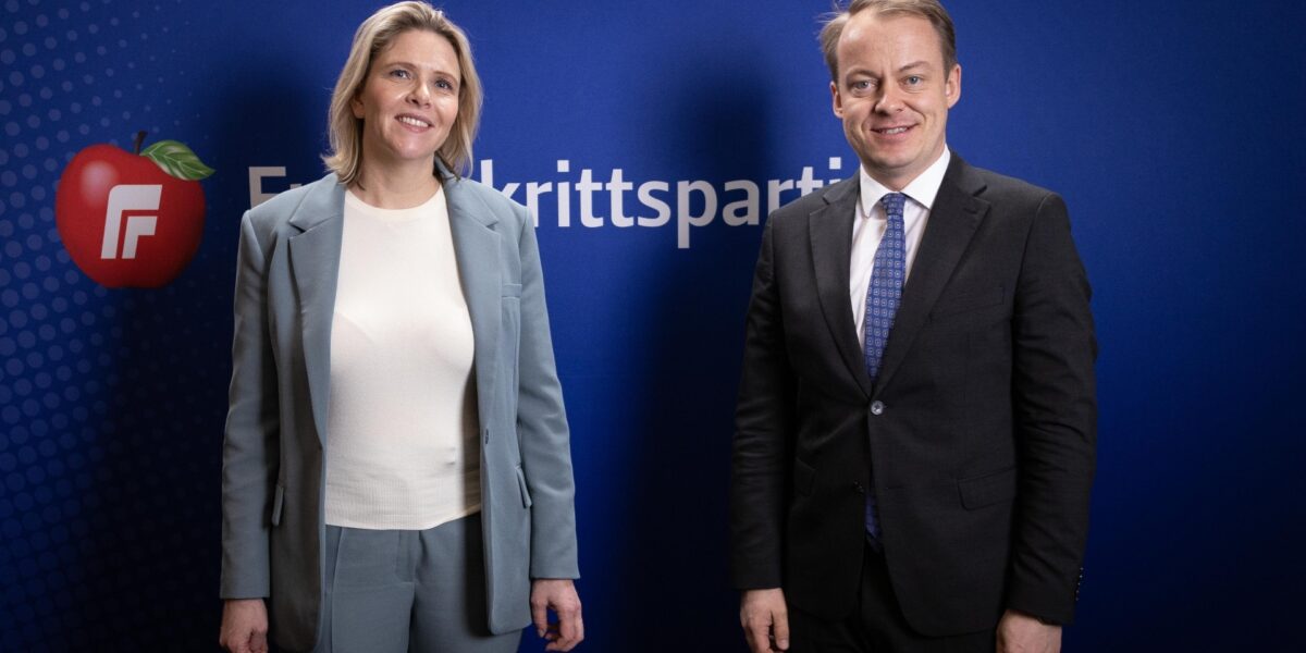 Sylvi Listhaug og Erlend Wiborg foran blå vegg med FrP-logo på. Foto. Sylvi Listhaug og Erlend Wiborg foran blå vegg med FrP-logo på. Foto.