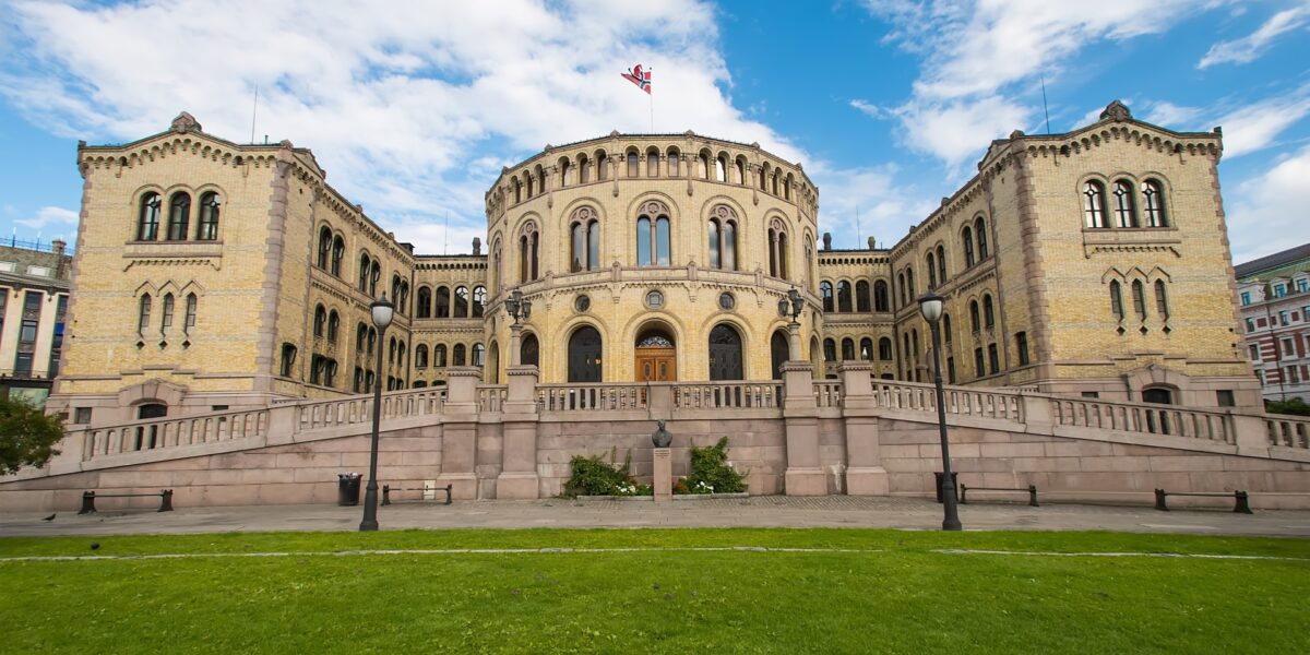 Foto av Stortinget sett fra Eidsvolls plass