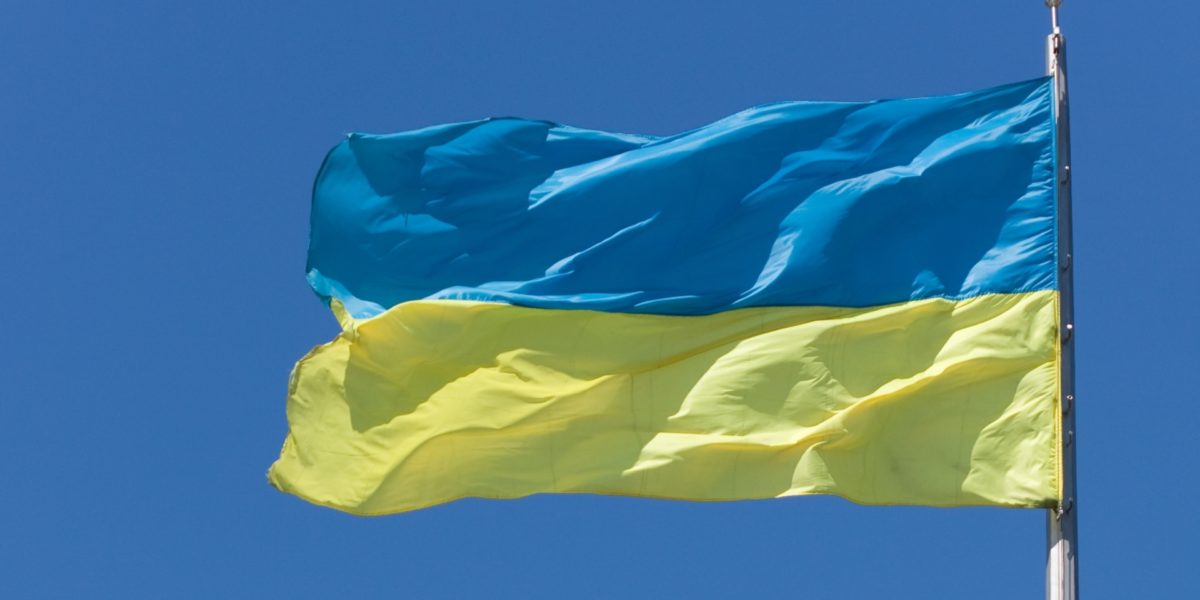 Ukrainsk flagg som flagrer i vinden. Foto. Ukrainsk flagg som flagrer i vinden. Foto.