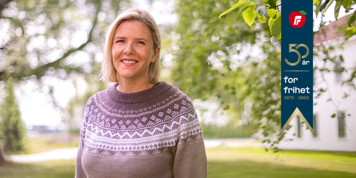 Partileder Sylvi Listhaug med jubileumsemblem