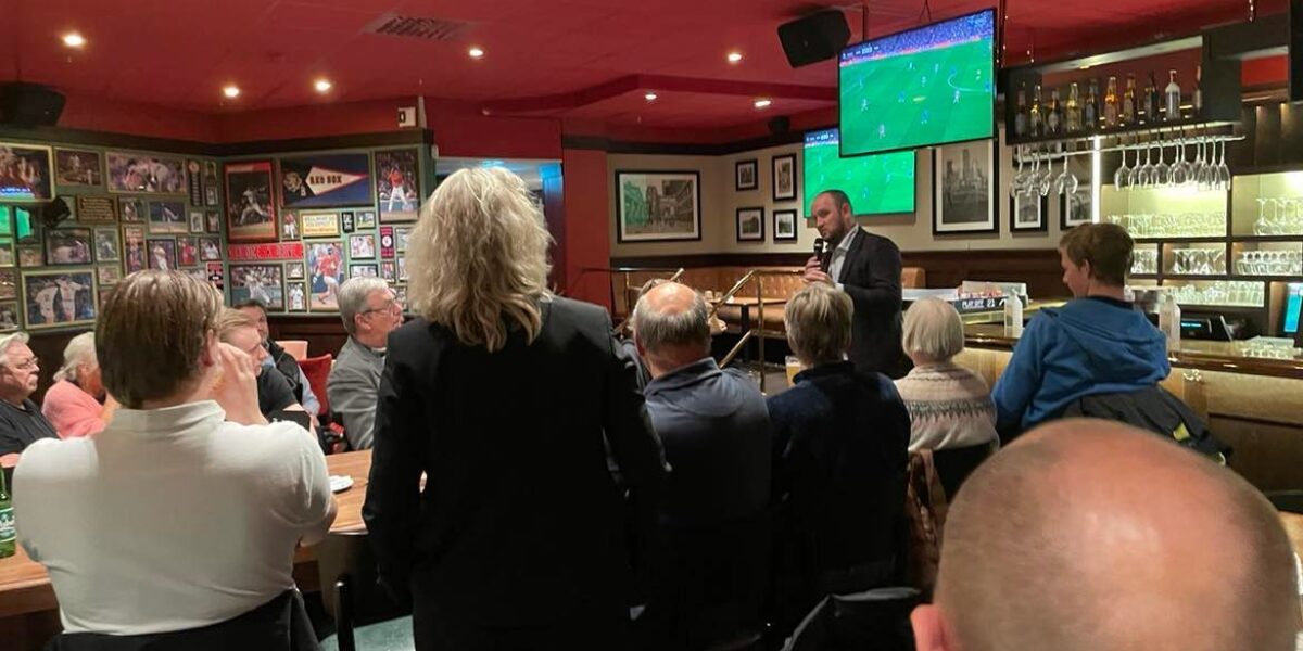 God stemning på "Åpent møte" på O'Learys. God stemning på "Åpent møte" på O'Learys.