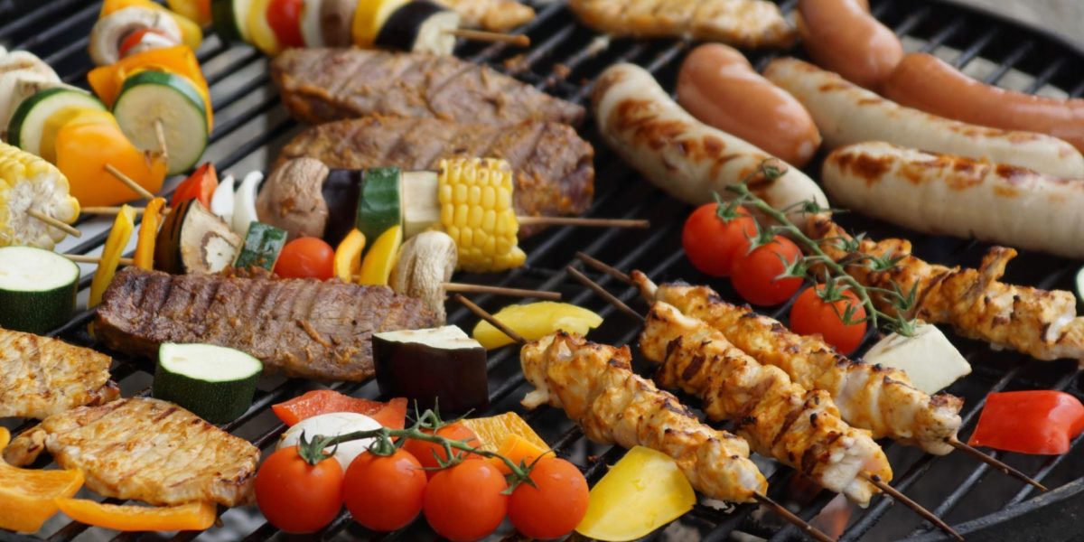 Ulike typer mat på en grill. Foto.