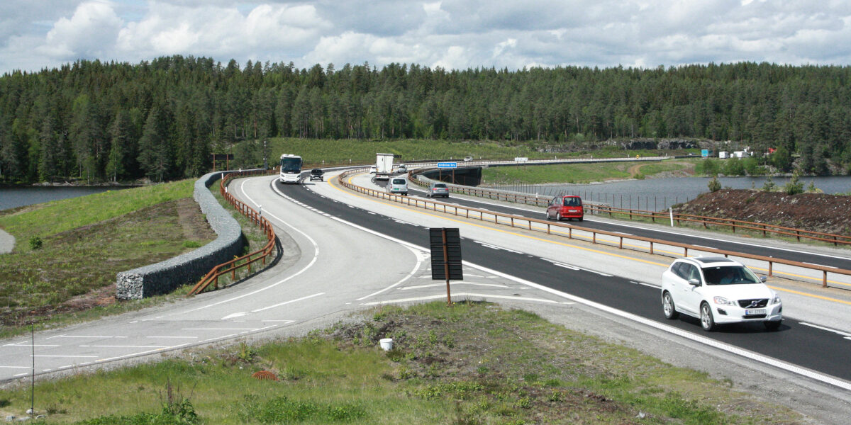 Trafikk som passerer over Andelva bru i Eidsvoll.