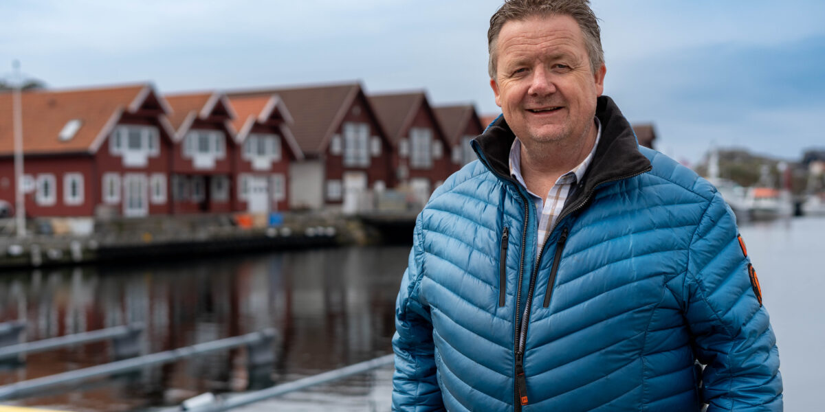 Svein Arve Nygård foran Sjøhus i Sirevåg-havneområde Svein Arve Nygård foran Sjøhus i Sirevåg-havneområde