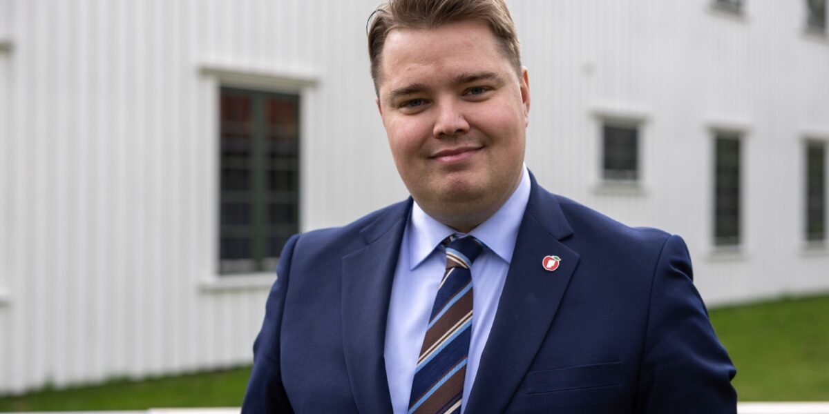 Fredrik Mettälä er vikar så lenge Magnus Thorsen er i pappapermisjon. Foto: FrP Fredrik Mettälä er vikar så lenge Magnus Thorsen er i pappapermisjon. Foto: FrP