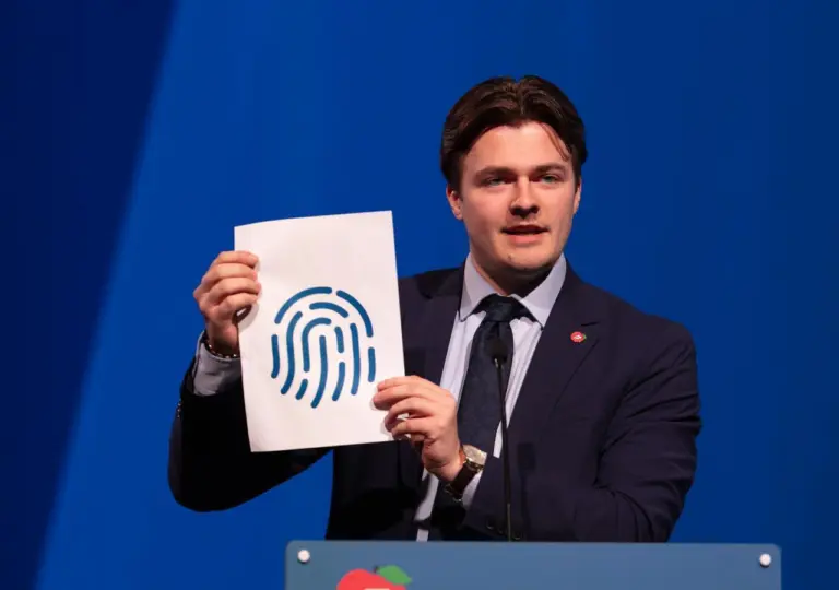 Lenke til artikkel om – Friheten er under press Lenke til artikkel om – Friheten er under press