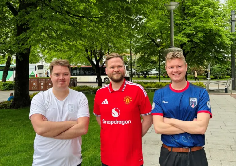 Lenke til artikkel om FrP støtter helhjertet opp om Fotballtrøye-Fredag