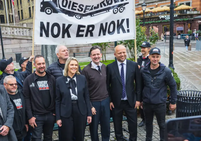Lenke til artikkel om FrP, Sp og KrF utfordrer Høyre: Kutt drivstoffavgiftene Lenke til artikkel om FrP, Sp og KrF utfordrer Høyre: Kutt drivstoffavgiftene