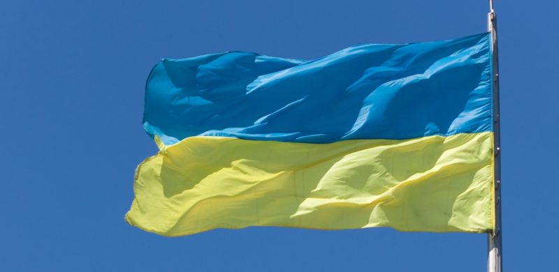 Ukrainsk flagg som flagrer i vinden. Foto. Ukrainsk flagg som flagrer i vinden. Foto.
