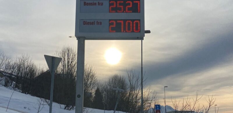Prismast ved bensinstasjon som viser bensinpris fra 25,27 kroner og dieselpris fra 27 kroner. Foto. Prismast ved bensinstasjon som viser bensinpris fra 25,27 kroner og dieselpris fra 27 kroner. Foto.